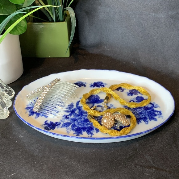 Beautiful Blue and white porcelain trinket dish / vanity tray / canapé tray - Picture 8 of 8